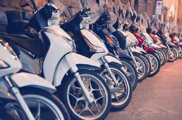 gujaratcollegestudentsdevelopmotorbikethatrunsonpetrolelectricity