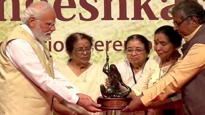 pmnarendramodireceivesfirstlatadeenanathmangeshkarawardforselflessservice