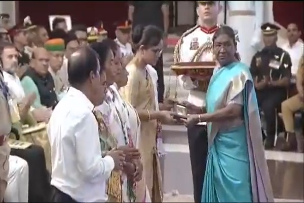presidentdroupadimurmugivesawaygallantryawardstodefenceandpolicepersonnelatrashtrapatibhavan