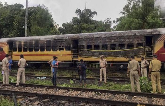 kerala:coachofhaltedtraincatchesfireatkannurrailwaystation