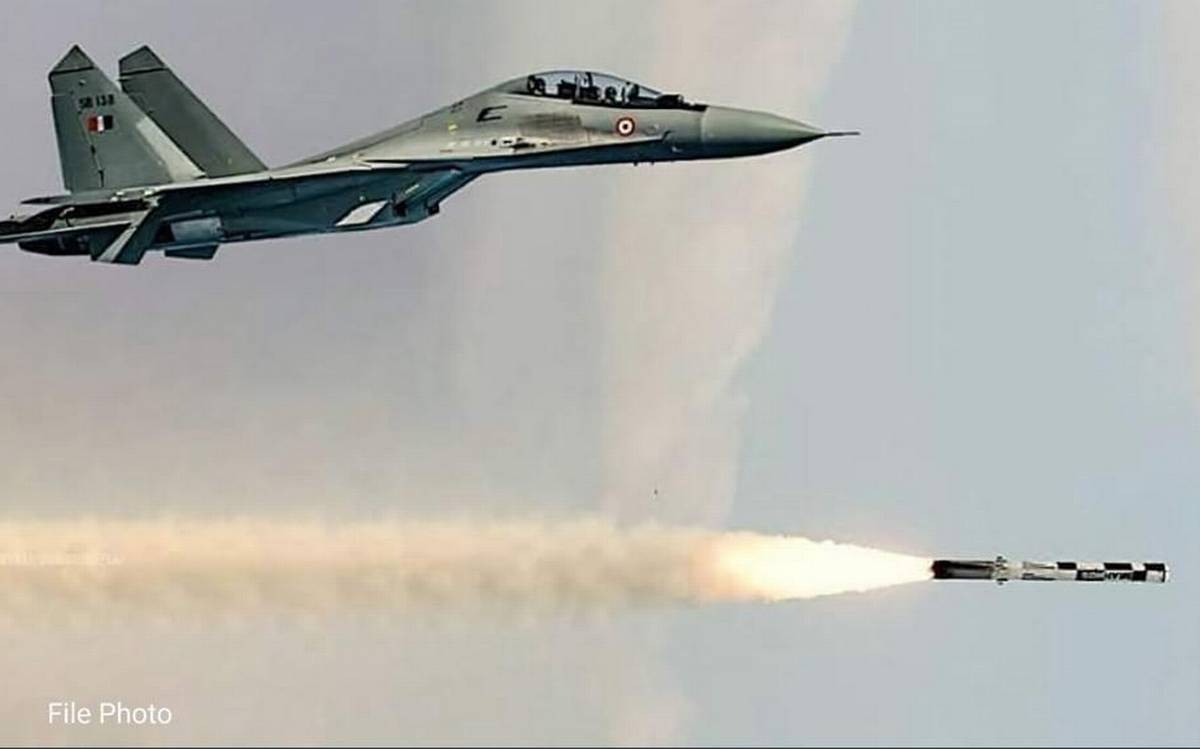 indianairforcesuccessfullyfiresextendedrangeversionofbrahmosmissilefromsu30mki