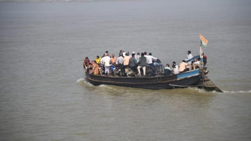 Danapur Diara Locals Using Boats To Reach Polling Stations In Bihar