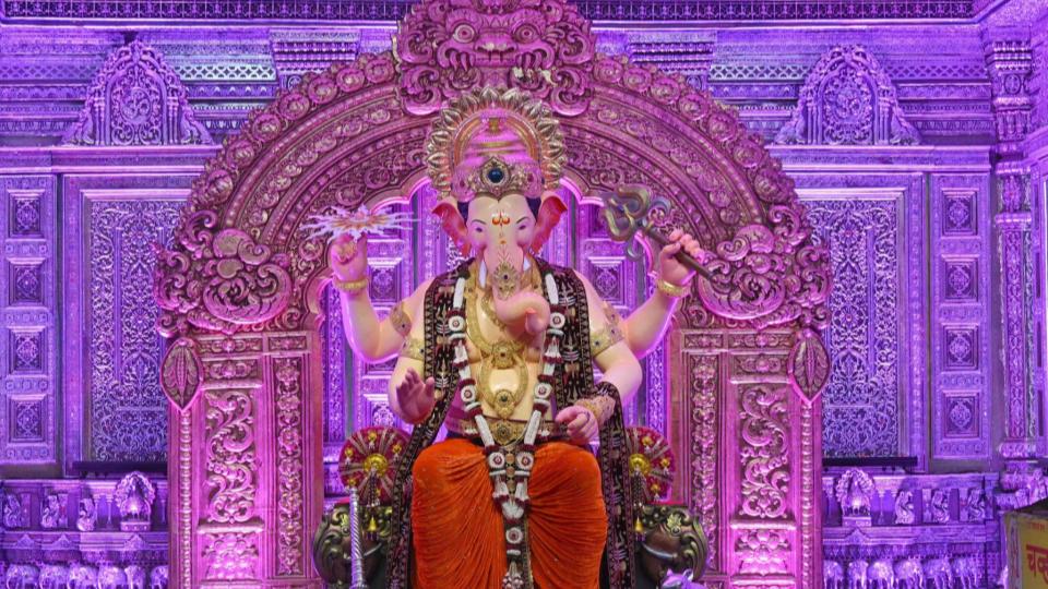 Huge Crowd Gathers at Lalbaugcha Raja in Mumbai