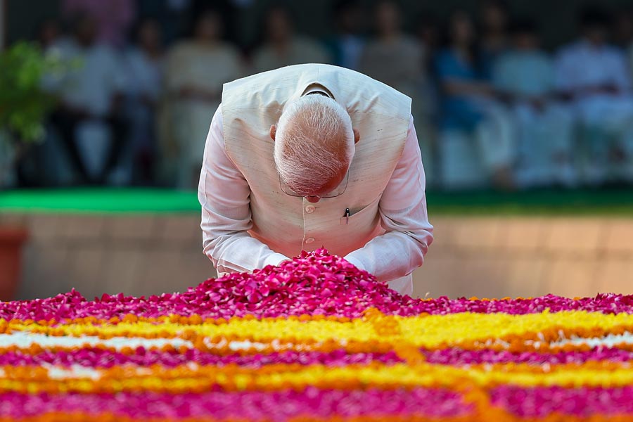 PM Modi pays floral tribute at Rajghat