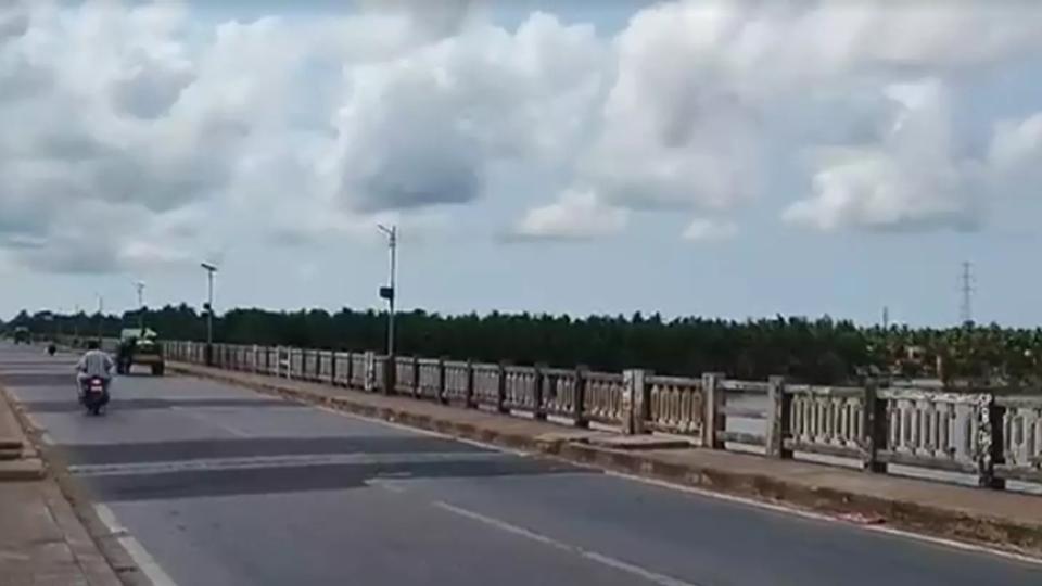 Andhra Couple Leave Child On Chinchinada Bridge, Commit Suicide