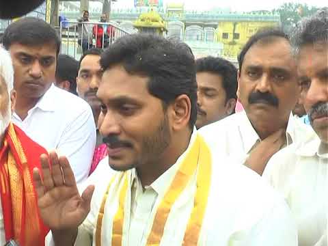 jaganoffersprayersatlordvenkateswaratemple