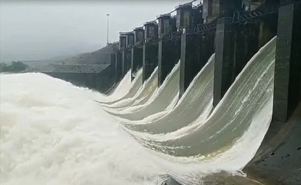 alarmingfloodsituationinkarnatakawithincessantrainswaterfromdams