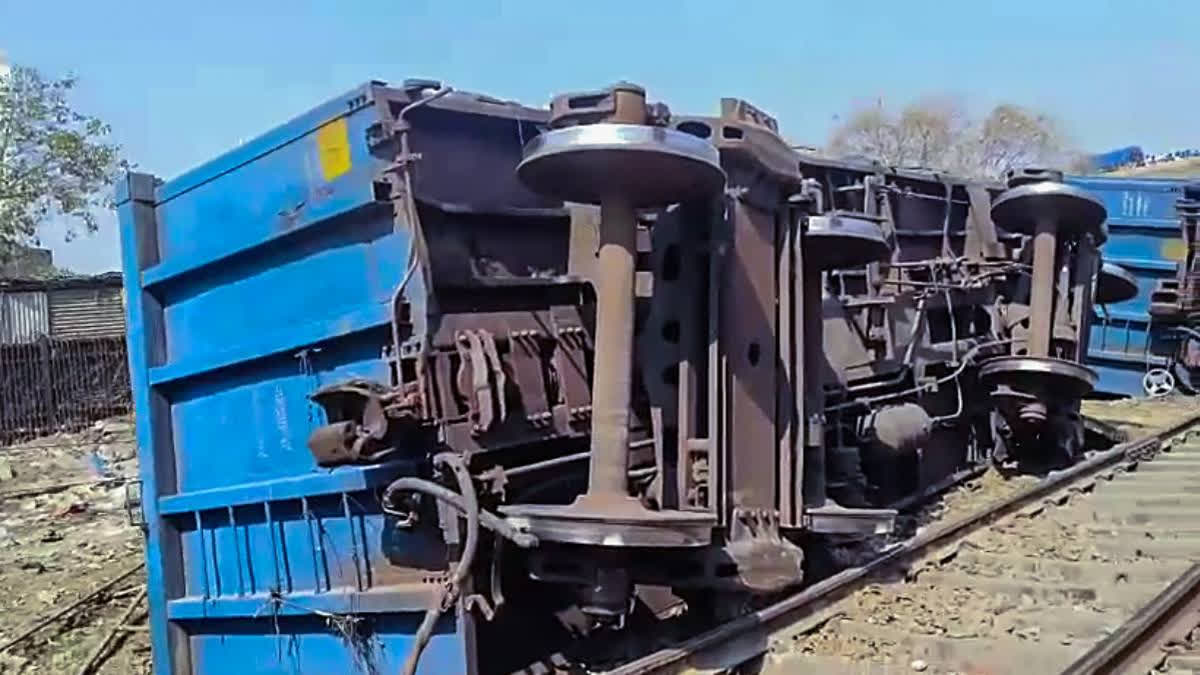 containersfalloffgoodstraininharyanaskarnalrailtraffichit