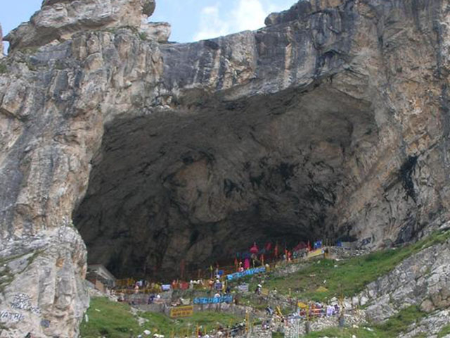 6thbatchleftbhagwatinagaryatriniwasbasecampinjammuforkashmirvalleytoperformpilgrimagetoamarnathcaveshrine