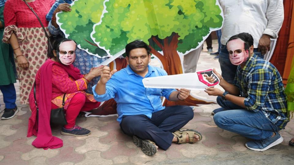 aapprotestsnearbjpofficeovercuttingof1100treesindelhi