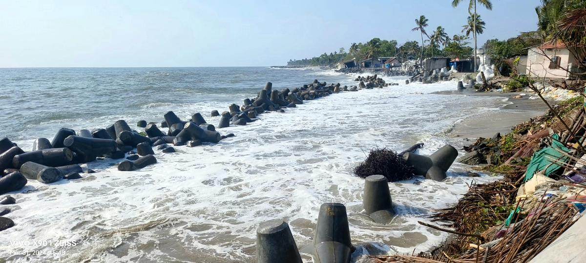 swellwavesinundatedcoastalareasacrosscentralandsoutherndistrictsinkerala