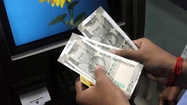 extraincome:afteratmmistakenlydispensesextracashhugecrowdrushestowithdrawmoney