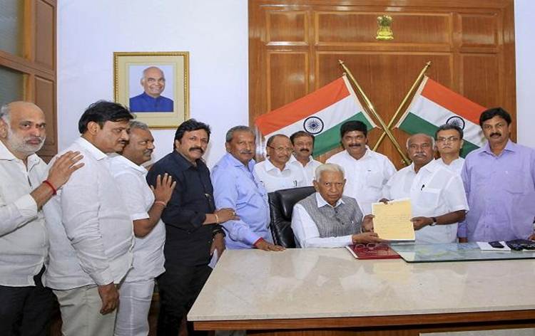 karnatakacrisisdeepensas13rebelmlasrefusetowithdrawresignations
