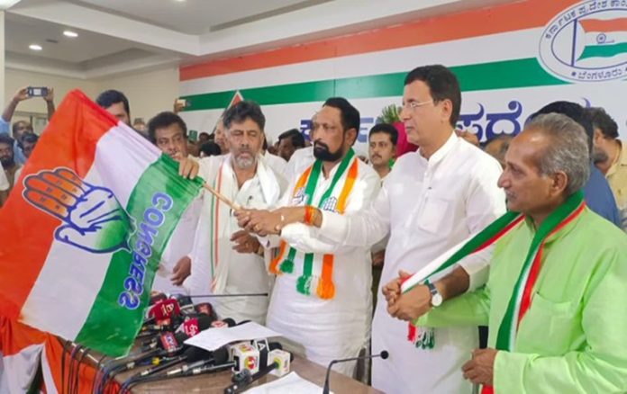 laxmansavadijoinscongressafterbjpdeniesticketforkarnatakaelections