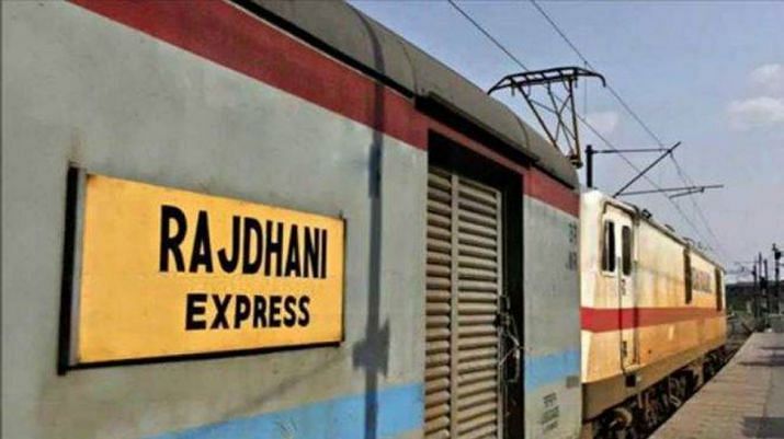 goadelhirajdhaniexpressderailsnearratnagiri