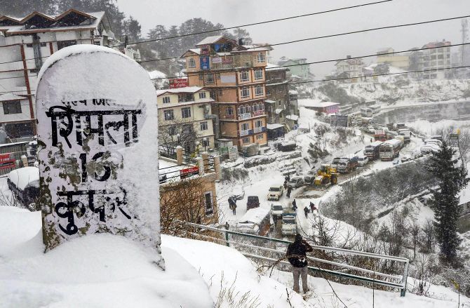 shimlacityexperienceseasonsfirstlightsnowfall