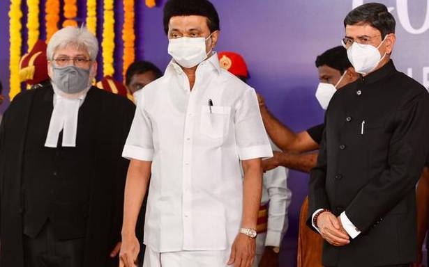 rnravisworninasgovernoroftamilnadu