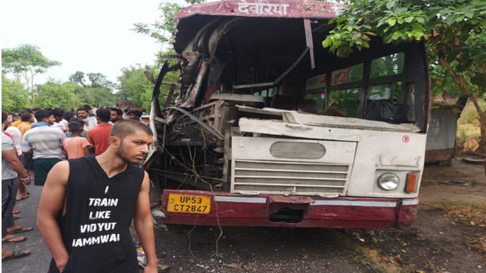 twokilled14injuredinbusaccidentinuttarpradesh