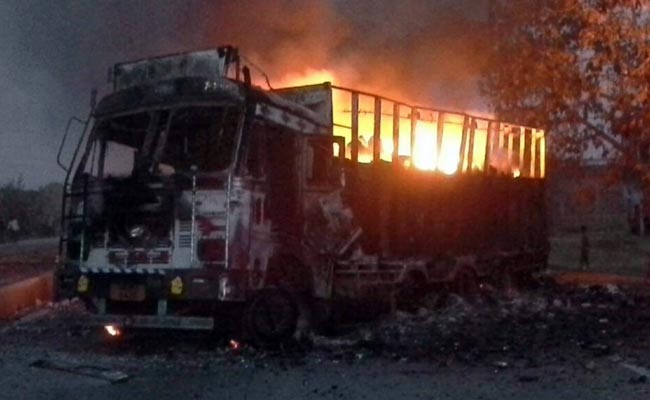 naxalssetvehiclesonfireinchhattisgarh