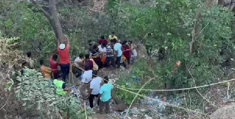 12deadover25injuredafterbusfallsintoditchinmaharashtra