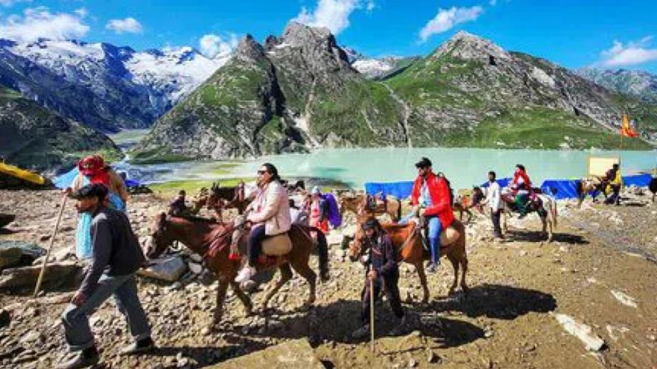 Smallest batch of Amarnath pilgrims leaves Jammu base camp