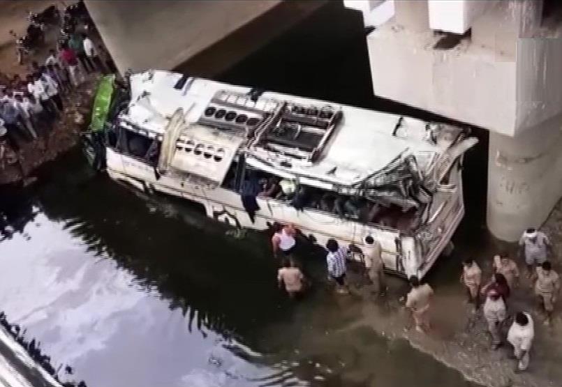 29killed18injuredafterbusfallsfrombridgeinup