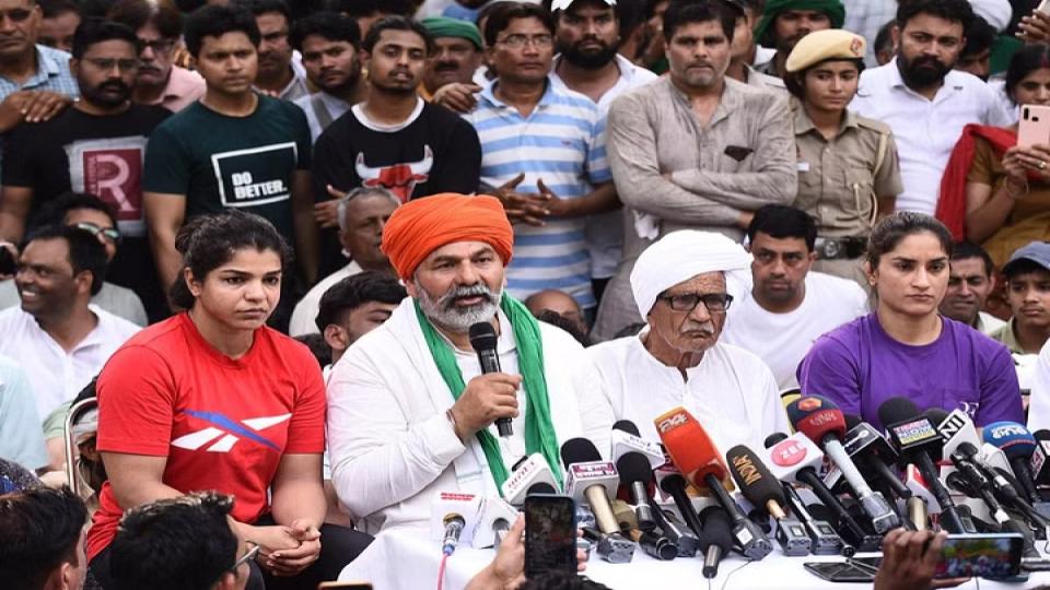 farmersbreakthroughbarricadestojoin"wrestlersprotest"indelhi
