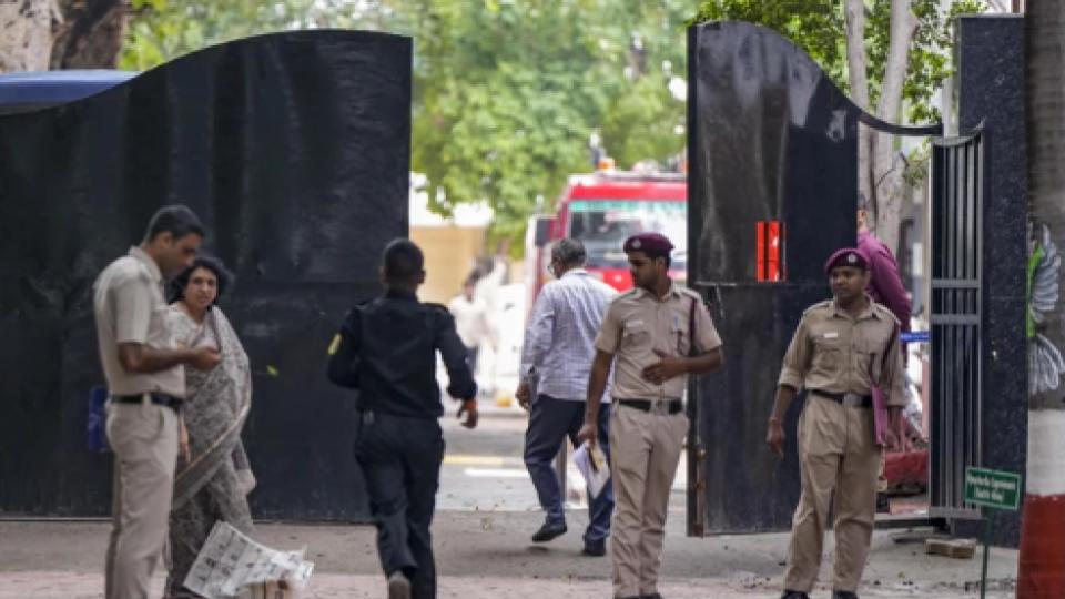 Gujarat CMO, secretariat get bomb threat