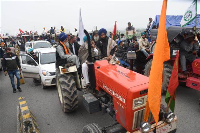 aheadof8throundoftalksfarmerswarncentreforanothertractormarchonrepublicday