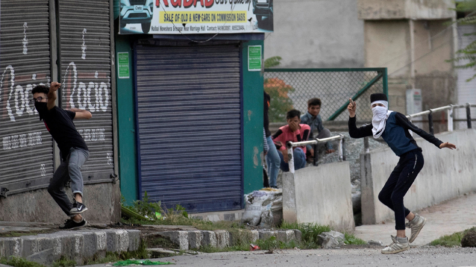 oneinjuredinstonepeltinginpulwama