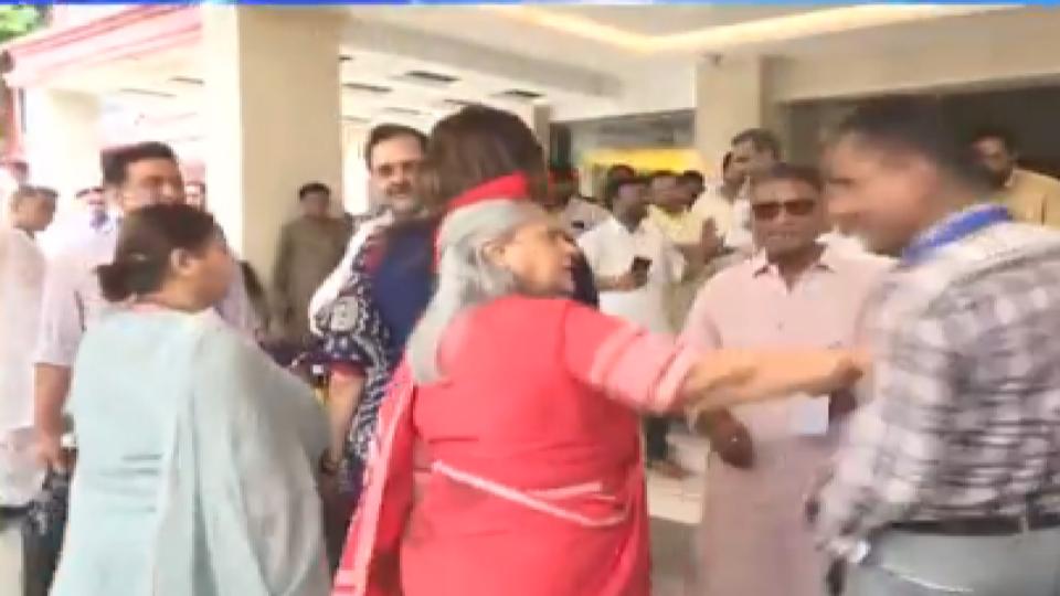 Jaya Bachchan gets angry after man tries to click selfie with her