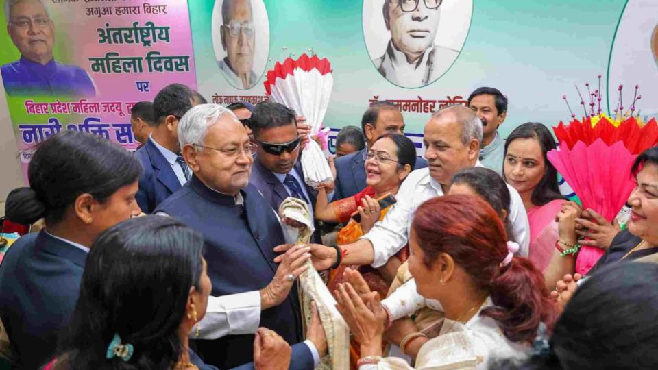 Nitish Kumar transfers Rs 10,000 to 10 lakh women 