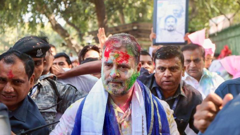 Rahul Gandhi celebrates Holi with Congress workers at party office 