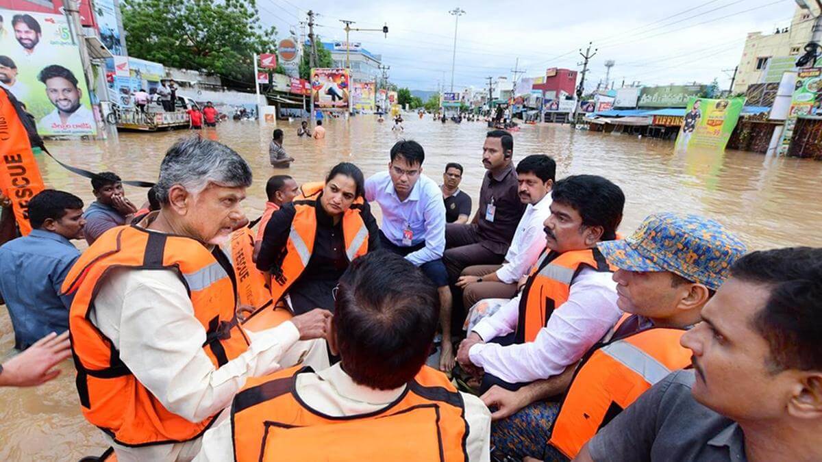 chandrababunaiduvisitsaffecteddistrictwarnsboatoperatorsagainstchargingandhrafloodvictims