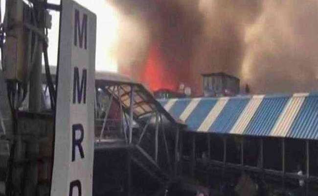 hugefirereachesbandrastationinmumbaimajortrainlineshutsdown