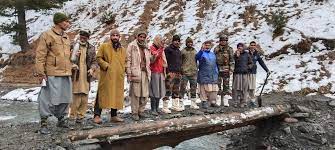 armyconstructstemporarywoodenbridgetoeasecommuteofschoolchildreninbaramulla