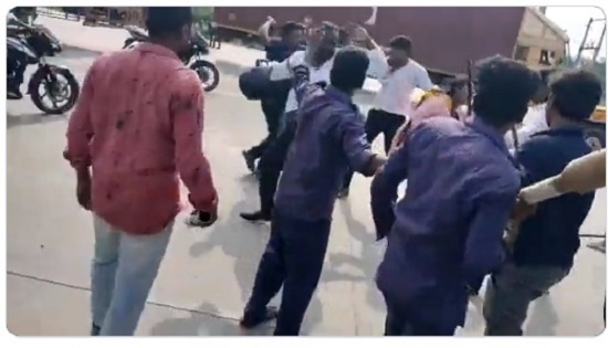 massivefightbreaksoutbetweenlawstudentsoftamilnaduandandhrapradeshtollstaffovermalfunctioningoffastag