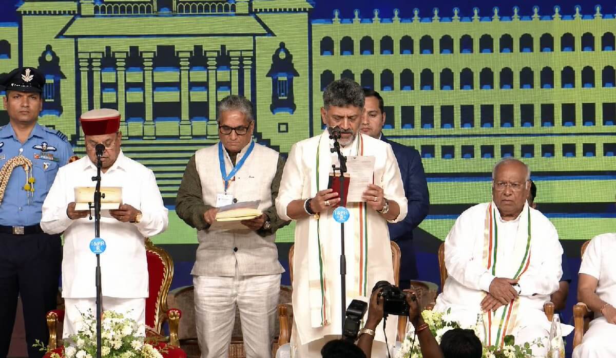 dkshivakumartakesoathaskarnatakas18thcmgparameshwarasworninasdeputycm