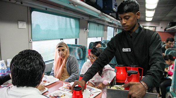 railwaystosoonresumeserviceofcookedmealsontrainsforpassengers