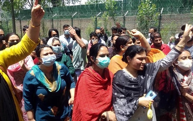 kashmiripanditshitthestreetstoprotestagainsttargetedkillingofschoolteacherinkulgam