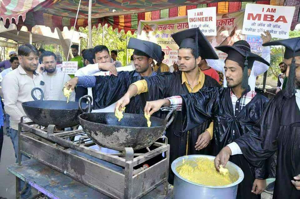 studentsingraduationarrestedforsellingmodipakodasnearpmsrallyvenue