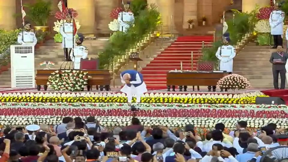 videoofmoditakesoathforthirdconsecutivetermsasndaformsgovt