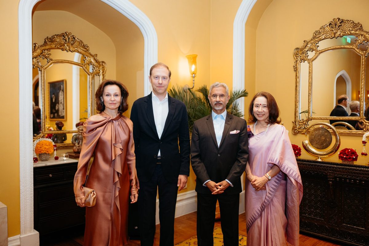 firstdeputypmofrussiadennismanturovreachedmumbaionvisittoindia