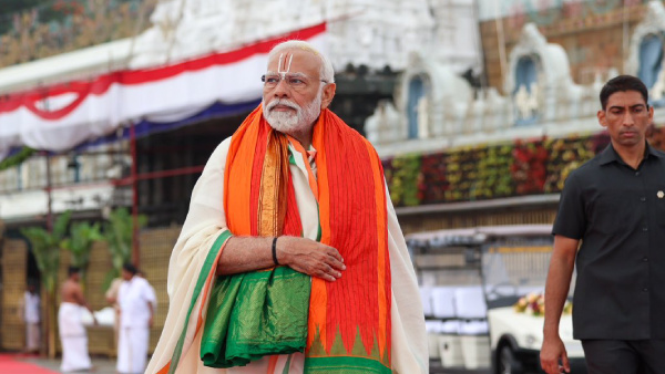 pmmodioffersprayerstolordvenkateswaraattirupatitemple