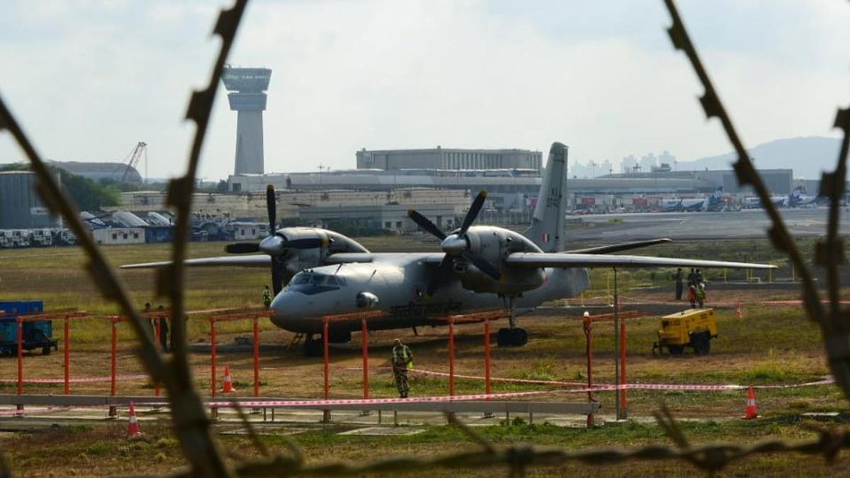 iafaircraftovershootsrunwayatmumbaiairport