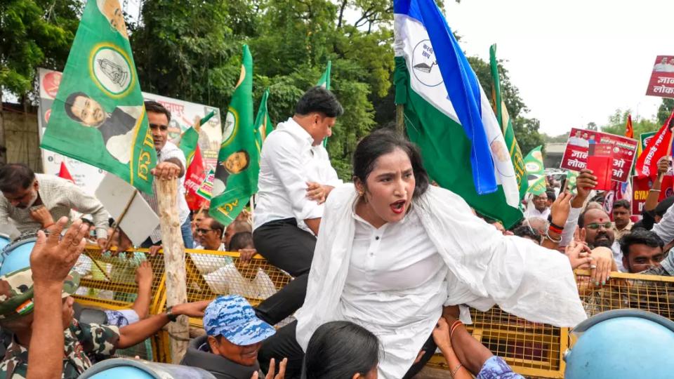 Tejashwi Leads INDIA Bloc March In Patna Over SIR Exercise