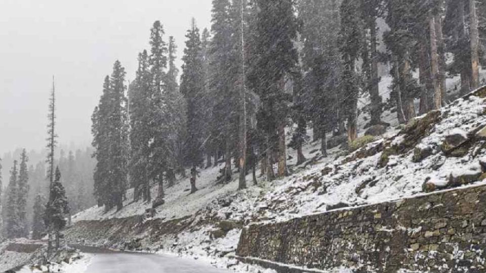Fresh snowfall in higher reaches of Kashmir
