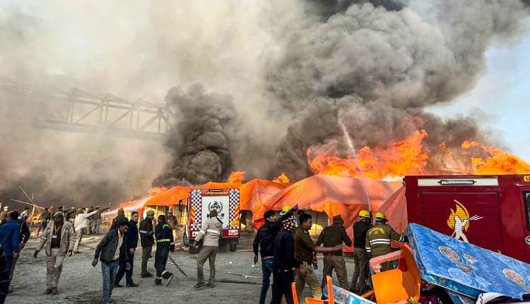 massivefirebreaksoutatmahakumbhinprayagrajaftercylinderblasts