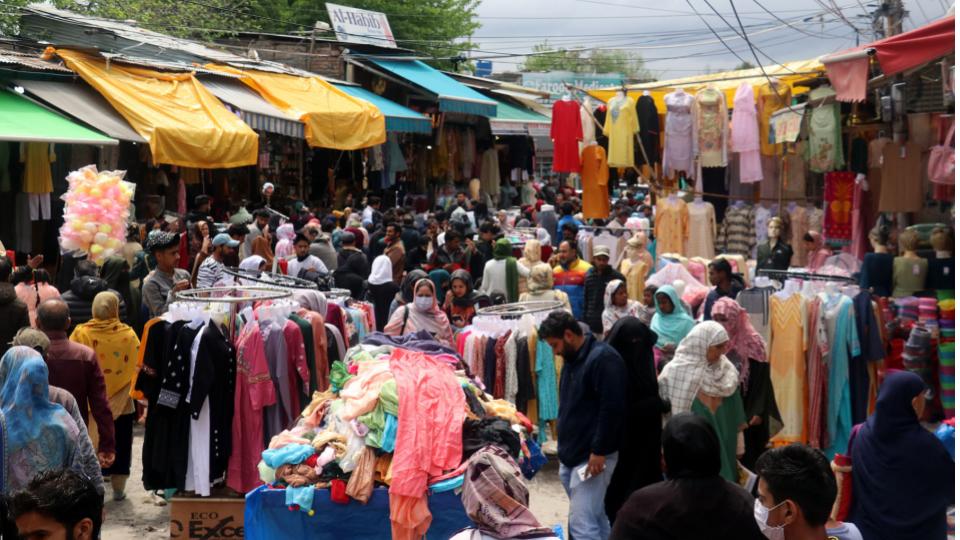 shoppersthrongmarketsinkashmiraheadofeidulfitr