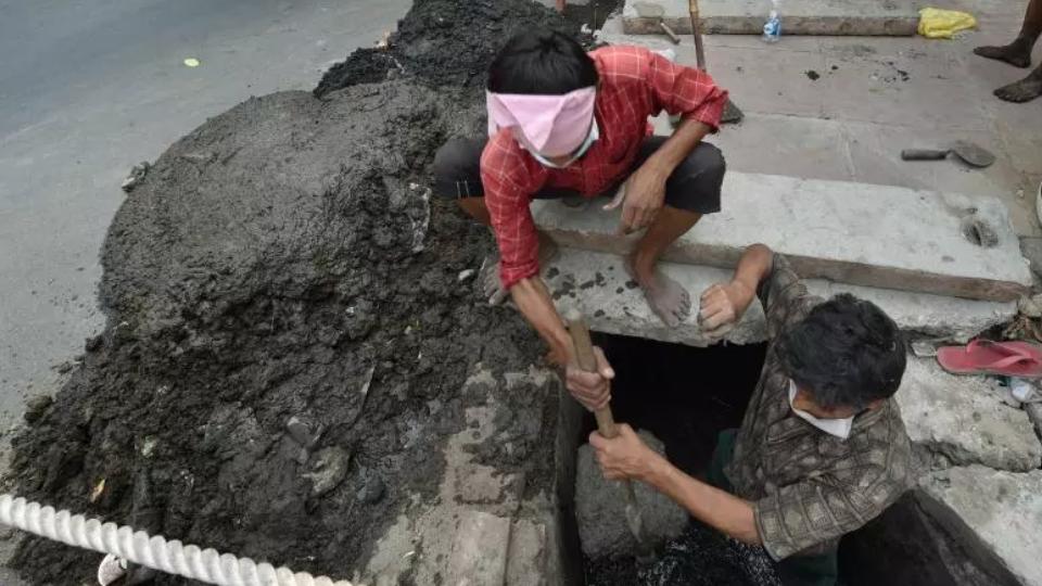 Karnataka Taluk Hospital Officials Make Patients Clean Cesspit